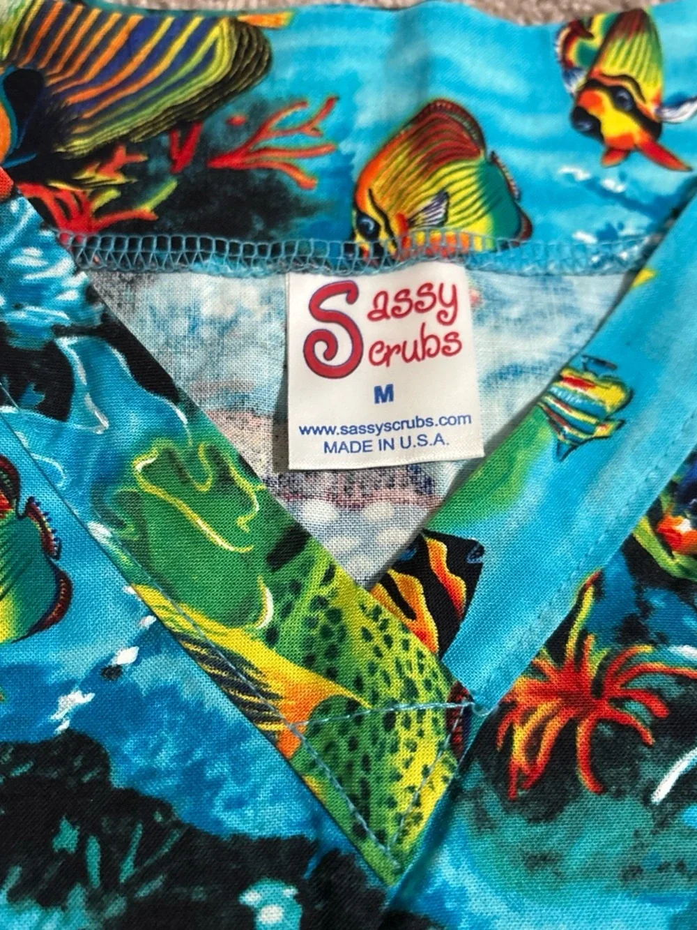 Women’s scrub top - Picture 2 of 2